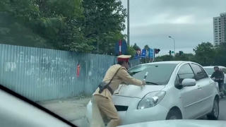 Bị yêu cầu dừng xe, nữ tài xế lái ô tô 'ủn' CSGT trên phố Hà Nội