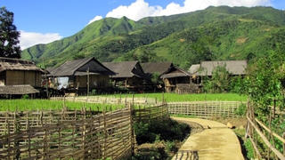 Chơi chợ rồi... vào bản