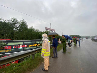 Phát hiện 10 bánh heroin và 15 kg nghi là ma túy đá trên xe ô tô bị tai nạn
