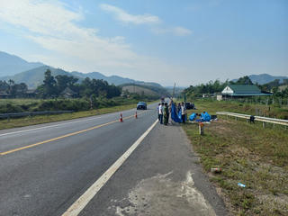 Một người bị tông tử vong khi đi bộ qua đường trên cao tốc