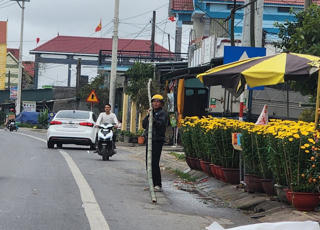 Ngư dân làng biển Bố Trạch dựng nêu ăn Tết