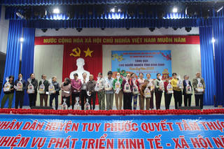 Bình Định: Đoàn công tác TP. HCM tặng quà Tết cho các hộ nghèo tại huyện Tuy Phước