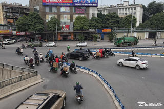 Hàng loạt xe máy đi ngược chiều ở 'nút giao' hiện đại bậc nhất Thủ đô gây mất an toàn