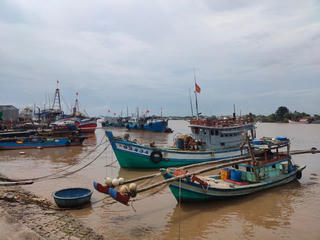 Gặp khó khăn, nhiều tàu cá nằm bờ