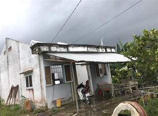 Mưa lớn, dông lốc làm một người tử vong do sập nhà chờ tại bến cảng