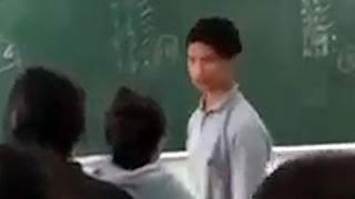 Vụ nữ sinh có hành động vô lễ với thầy giáo: Xử lý nghiêm để răn đe