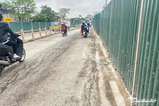 Mặt đê Âu Cơ bị nứt, nhà thầu 'vá' tạm thời sau phản ánh