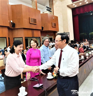 Lãnh đạo TP Hồ Chí Minh gặp mặt gần 300 văn nghệ sĩ, phóng viên, biên tập viên tiêu biểu