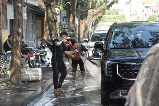 Giá rửa xe tăng gấp 3 - 5 lần, người dân vẫn xếp hàng chờ