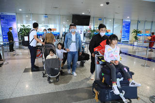 Vì sao giá vé máy bay lại cao?