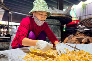 Quảng Ngãi: Người dân làng nghề nổi lửa làm mứt gừng bán Tết