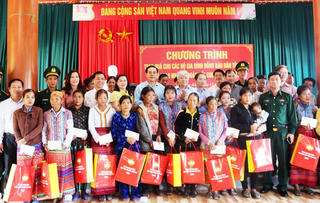 Quỹ “Vì người nghèo” Trung ương tặng quà Tết cho người nghèo