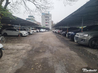 Bãi xe không phép nhận trông xe theo tháng trong hẻm tại Hà Nội