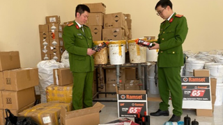 Hà Nội: Triệt phá ổ nhóm sản xuất keo dán công nghiệp giả