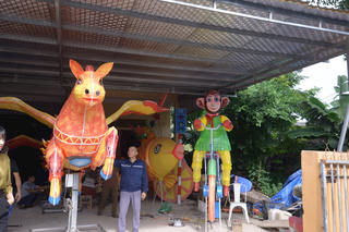 Ngắm những chiếc đèn Trung thu khổng lồ ở Thành Tuyên trước thềm Trung thu