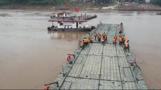 Chính thức lắp cầu phao qua sông Hồng sau sự cố sập cầu Phong Châu