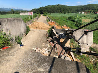 Cầu treo sạt lở, dân vẫn liều mình đi qua