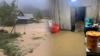 Thanh Hóa: Mưa lớn làm sạt lở QL 15, sập tường, tốc mái nhà dân