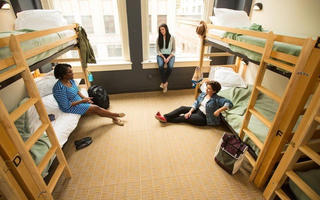 Chỗ ở cho du học sinh khan hiếm và đắt đỏ