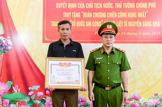 Thân nhân liệt sỹ Nguyễn Đăng Khải nhận bằng 'Tổ quốc ghi công'