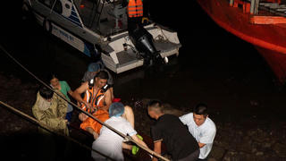 Quảng Ninh: Bác sĩ vượt biển cấp cứu sản phụ khó sinh trong đêm