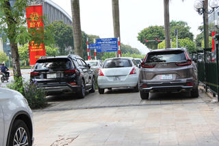Quận Nam Từ Liêm: Bất chấp biển cấm, xe ô tô vẫn đỗ dưới lòng đường, vỉa hè
