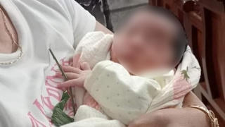 Bé gái sơ sinh bị bỏ rơi lúc 2h sáng