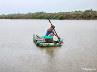 Ninh Bình: Người dân tất bật làm những việc cuối trong ngày trước giờ bão về