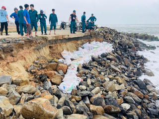 Quảng Ngãi: Sạt lở bờ biển đe dọa cuộc sống nhiều hộ dân