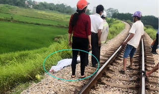 Nữ sinh 16 tuổi tử nạn trên đường ray vì cố lấy túi xách