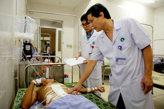 Cứu sống thành công bệnh nhân tiên lượng xấu do vết thương thấu bụng