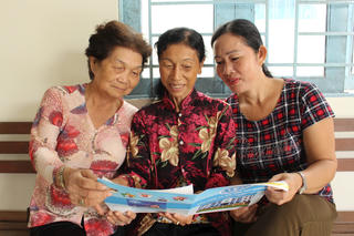 Hậu Giang: Chị em phụ nữ vượt khó cùng "dệt" lưới an sinh