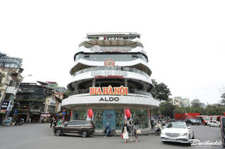 Hình ảnh tòa nhà Hàm Cá Mập tại quảng trường Đông Kinh Nghĩa Thục sắp bị phá dỡ