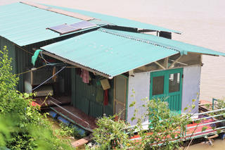 Những ngôi nhà lênh đênh dưới chân cầu