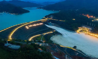 Mực nước lên cao, hồ thủy điện Hòa Bình mở 1 cửa xả đáy