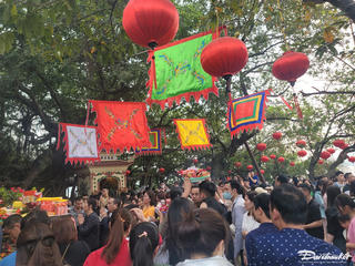 Phủ Tây Hồ đông nghịt người dân đi lễ ngày vía Thần Tài