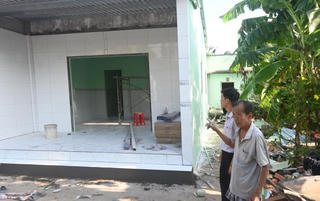 Tăng tốc thay thế nhà tạm trước mùa mưa