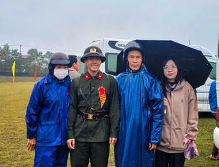 Người thân ‘đội mưa’ tiễn tân binh lên đường nhập ngũ