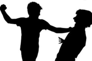 Khởi tố đối tượng dùng bát ném vào đầu người khác