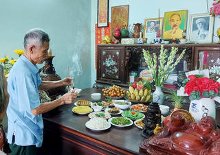 Người dân Quảng Trị bày biện mâm cơm tưởng nhớ Bác Hồ trong ngày Tết Độc lập