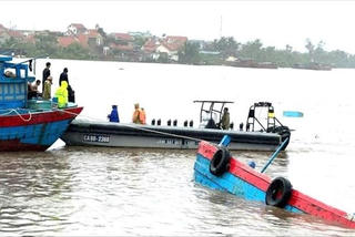 Cảnh sát giao thông giải cứu 9 thuyền viên bị lật tàu