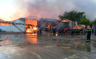 Quảng Bình: Cháy lớn ở gần cảng cá, 1.200 tấn bột cá và hơn 2 vạn lít dầu cá bị thiêu rụi