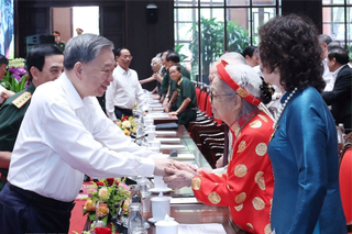 Tổng Bí thư Tô Lâm gặp mặt đại biểu có công với  cách mạng