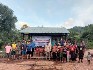 Quảng Bình: Gian nan gùi vật liệu vào làm công trình nước ở bản Dốc Mây