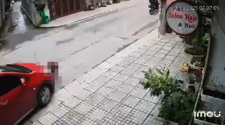 Bé trai 15 tháng tuổi bị xe ô tô cán tử vong khi từ cơ sở mầm non chạy ra đường