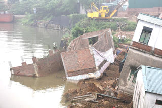 Thêm 6 căn nhà ở thành phố Bắc Ninh bị “hà bá” nuốt chửng