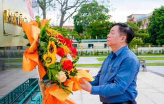 Đồng chí Nguyễn Trọng Nghĩa dâng hương tưởng niệm Chủ tịch Hồ Chí Minh và các Anh hùng liệt sĩ