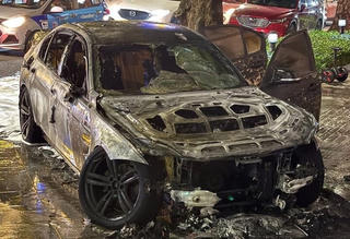 Xe ô tô BMW bốc cháy ngùn ngụt ở Hà Nội