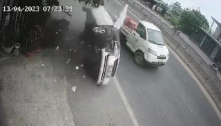 Tài xế mất lái, xe ô tô con tông vào lề đường, lật nhào trên QL 1A