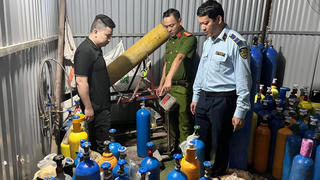 Công an đột kích, thu giữ hơn 100 bình khí 'cười'